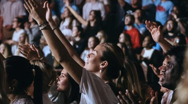 Over 6000 students at Ole Miss worship Jesus - some get baptized